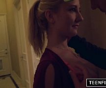 Reality porno pelada loira novinha em sexo no sofá
