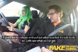 Sokokka mulher de cabelo verde em sexo no carro da auto escola